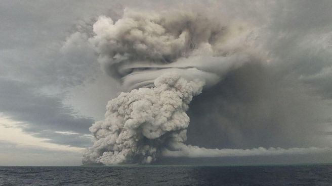 Souostroví Tonga je po obří sopečné erupci izolované od světa